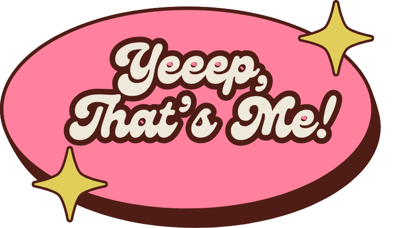 Różowa naklejka z napisem „Yeeep, That’s Me!” ozdobiona dwiema żółtymi gwiazdkami – graficzny element ze strony Patie Projektuje, podkreślający osobisty charakter marki i kreatywne podejście twórczyni.