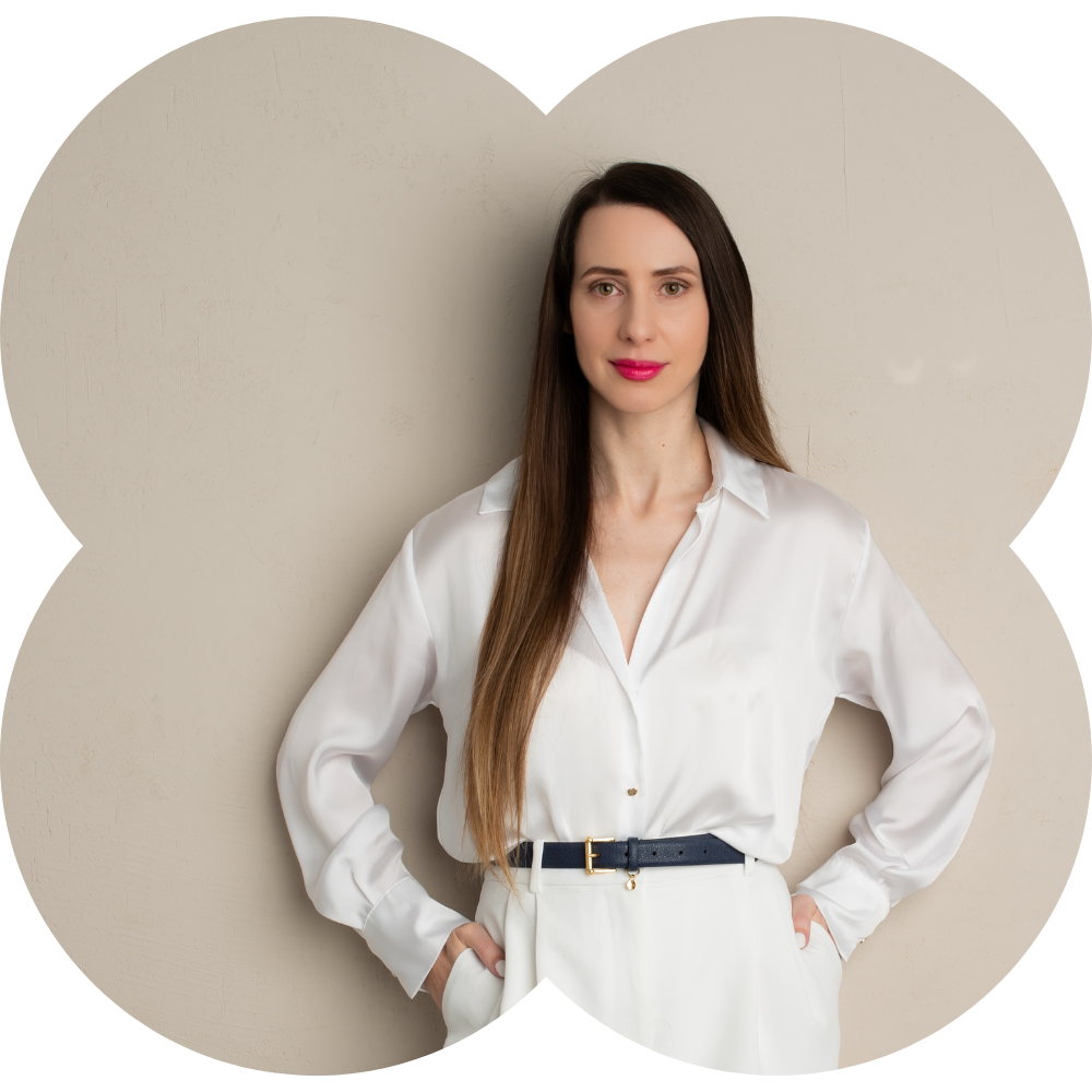 Zdjęcie Patie – kobiety z długimi ciemnymi włosami w białej koszuli, stojącej na tle w stylu retro. Twórczyni marki Patie Projektuje, specjalistka od brandingu i kreatywnych stron internetowych.