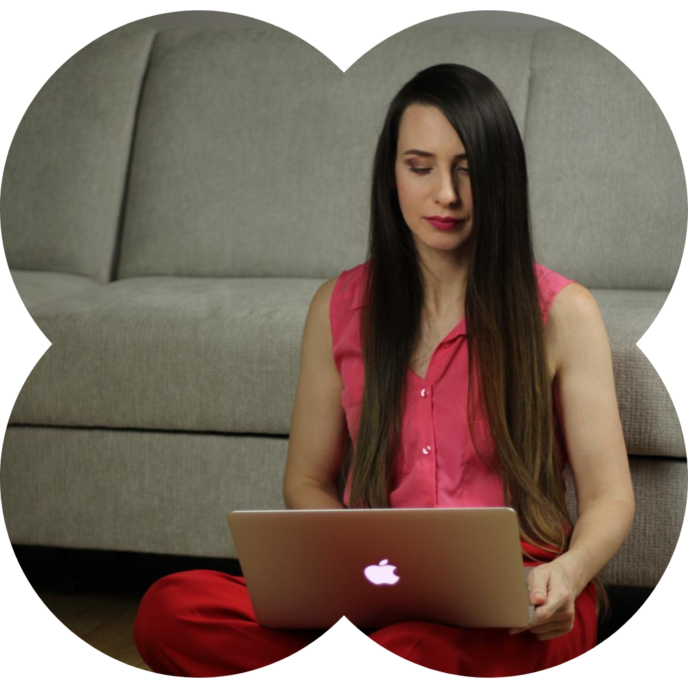 Patrycja Nowak pracująca przy laptopie nad projektami stron internetowych