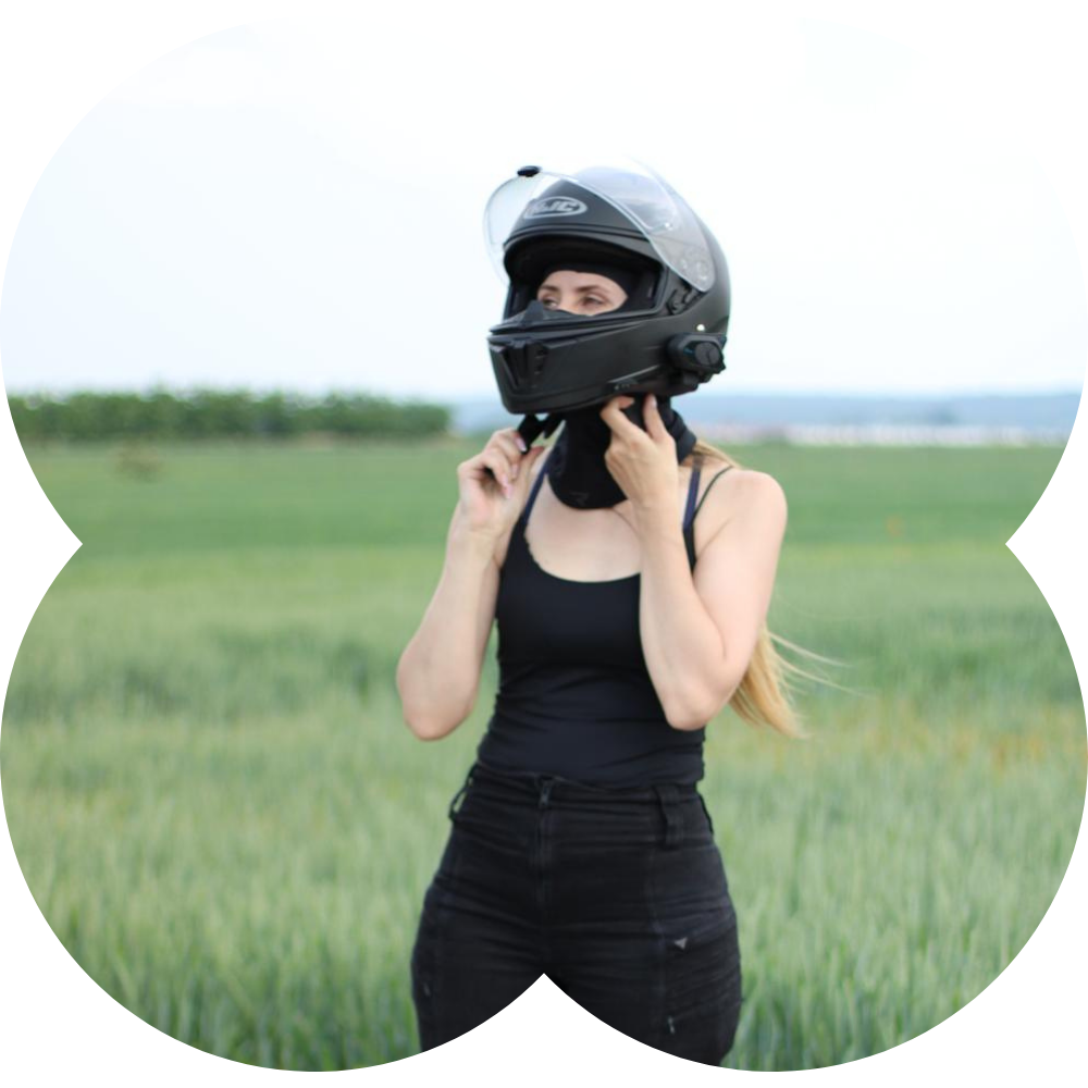 Patrycja Nowak w kasku motocyklowym na otwartej przestrzeni - twórczyni nieszablonowych marek